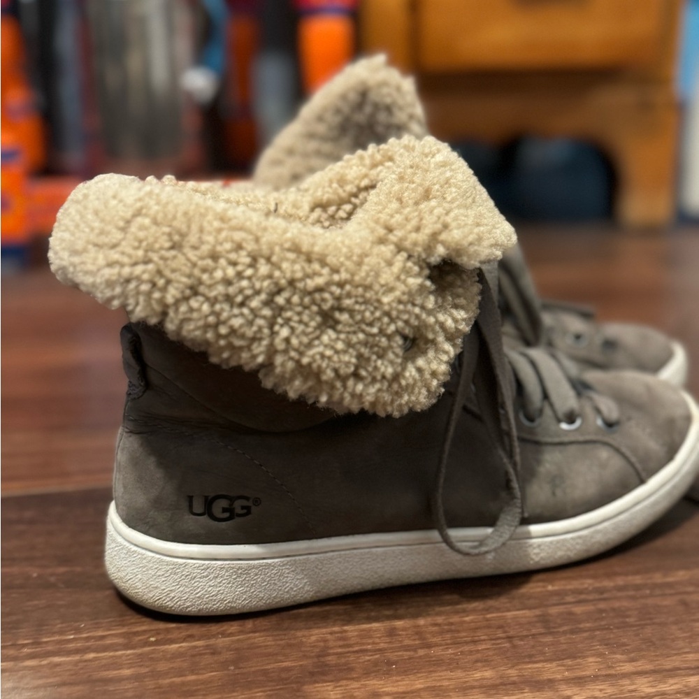 Size 8, super comfortable and great condition, minor signs of wear.